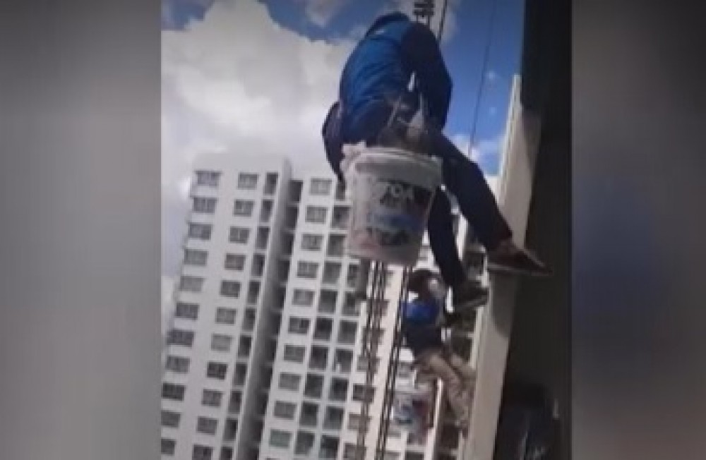 Doi muncitori care lucrau pe un zgârie-nori la un pas de moarte după ce o femeie le-a tăiat funia